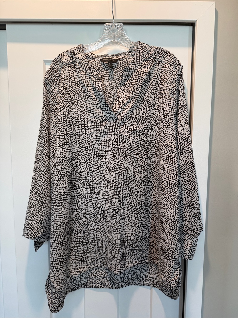 Banana Republic Black & White Printed V-Neck Blouse-size XL
